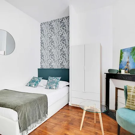 Cozy With Terrace Near The Eiffel Tower